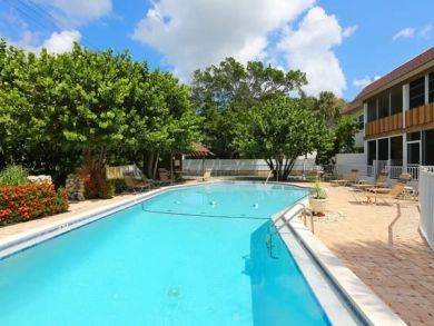 HOLMES BEACH 2 BEDROOM GROUND FLOOR CONDO
